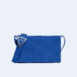 보테가 베네타 라지 레더 카세트백  코발트